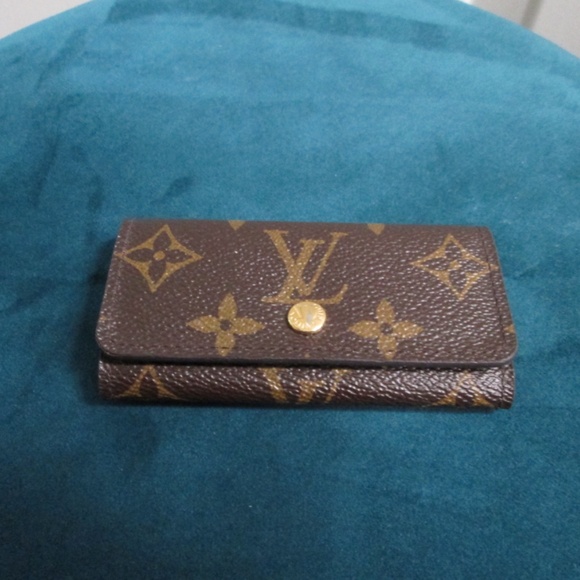 LOUIS VUITTON  Monogram 4 Key Multiples Holder - Picture 2 of 14